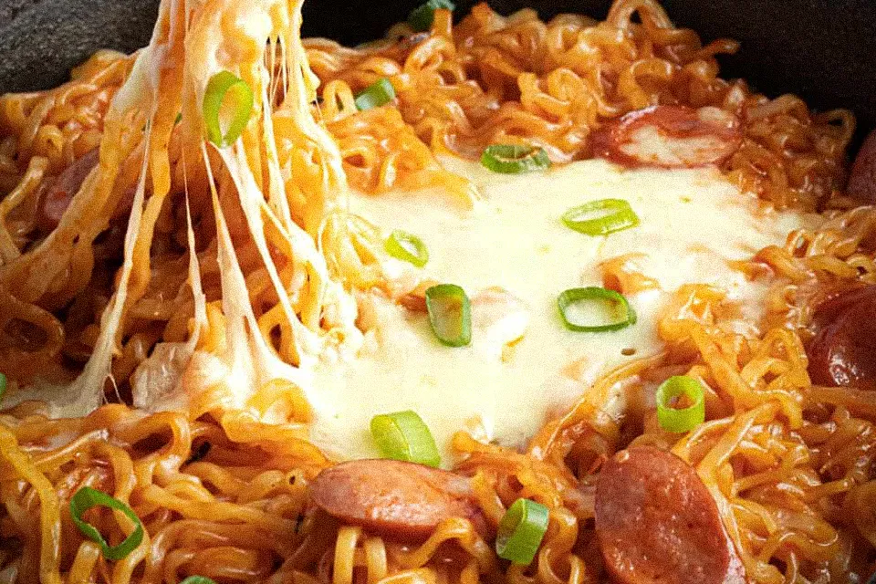 نودل با پنیر موزارلا